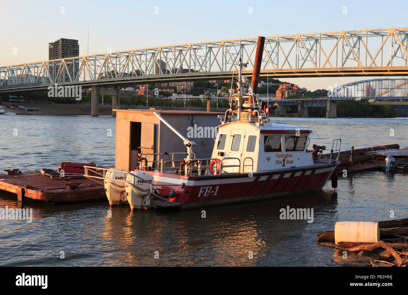 Covington Feuer Boot, mit der Skyline von Cincinnati im Hintergrund. Stockfoto