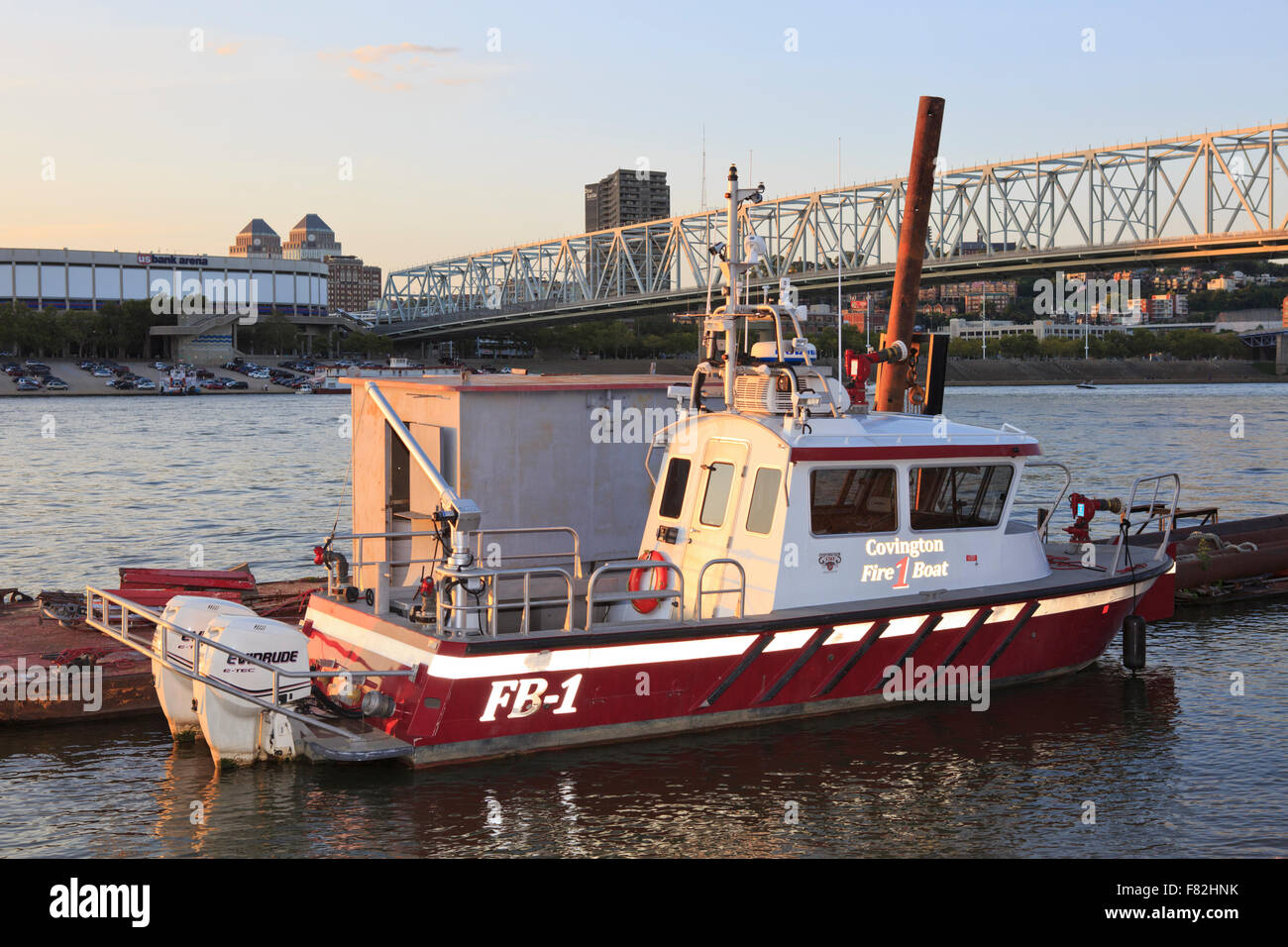 Covington Feuer Boot, mit der Skyline von Cincinnati im Hintergrund. Stockfoto