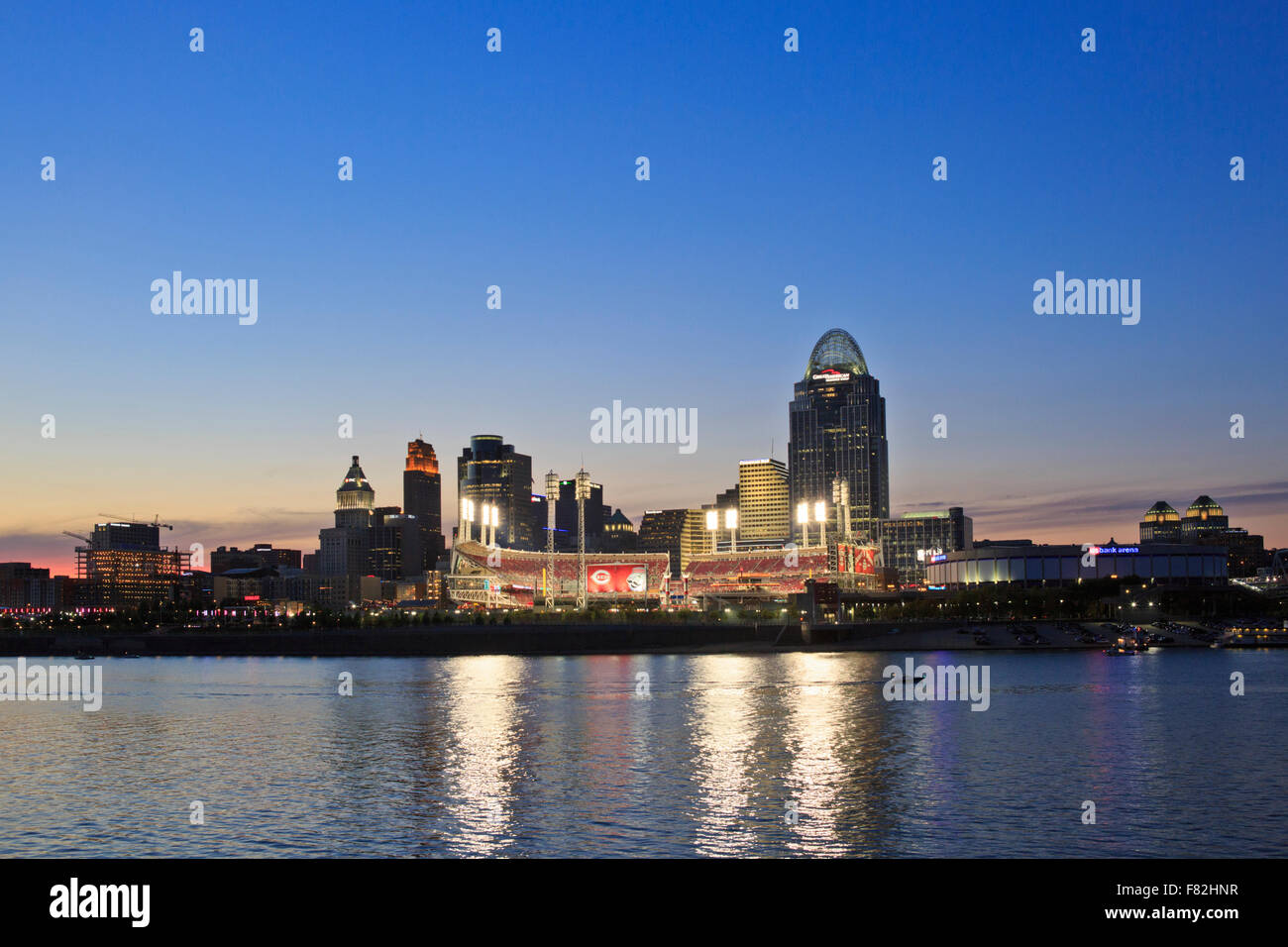 Die Innenstadt von Cincinnati Skyline aus Kentucky, Abend, einschließlich den großen amerikanischen Ball Ball, Heimat der Reds. Stockfoto