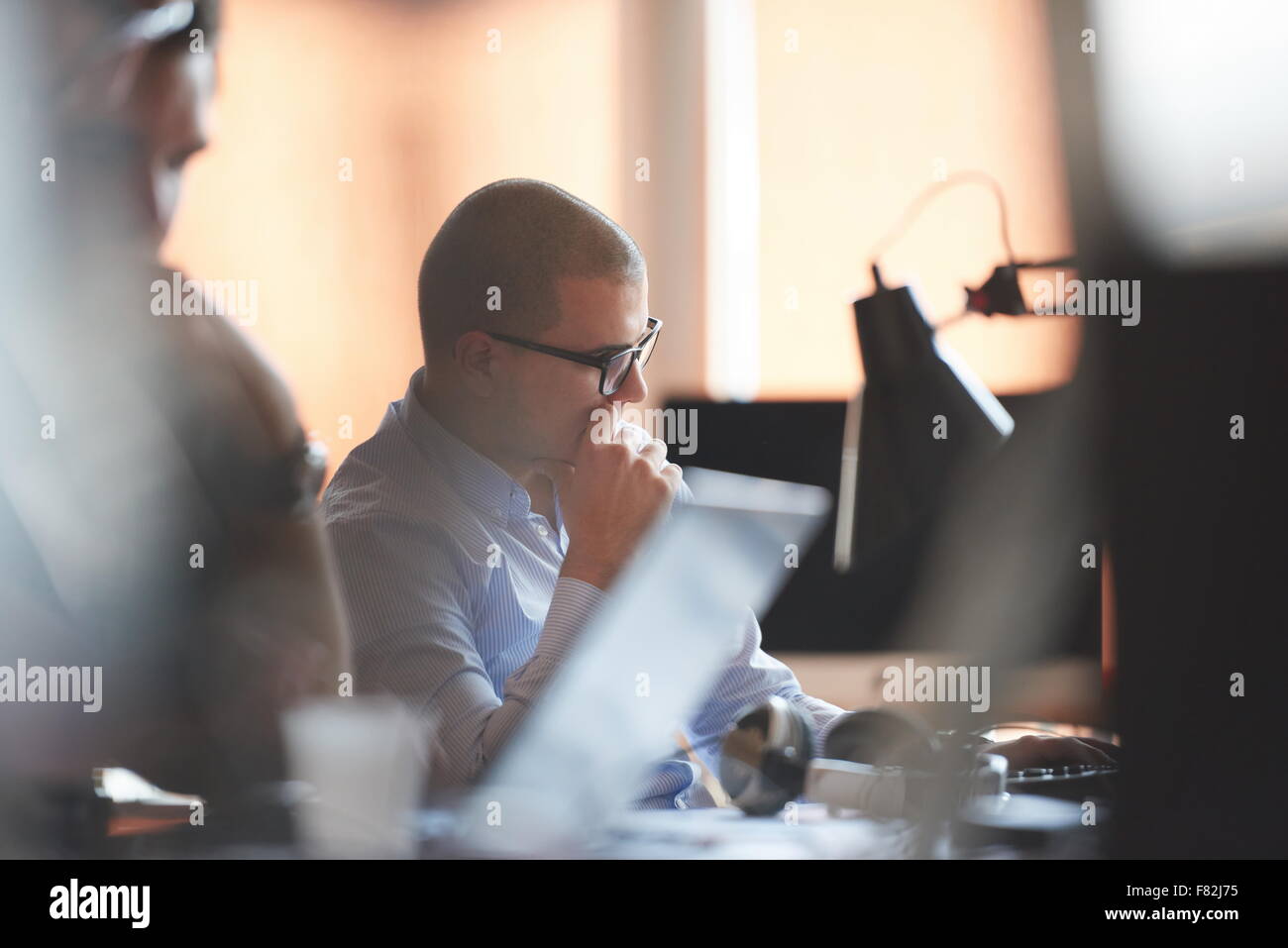 Startup-Unternehmen, Software-Entwickler arbeiten an Computer im modernen Büro Stockfoto