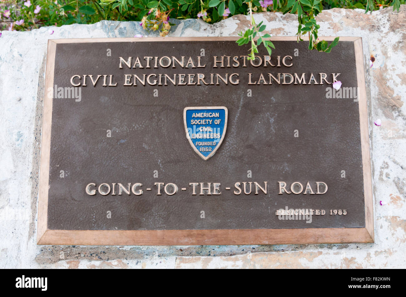 Plaque Aufnahme Bezeichnung der Going-To-The-Sun Road im Glacier National Park als National Historic Civil Engineering Landmark. Stockfoto