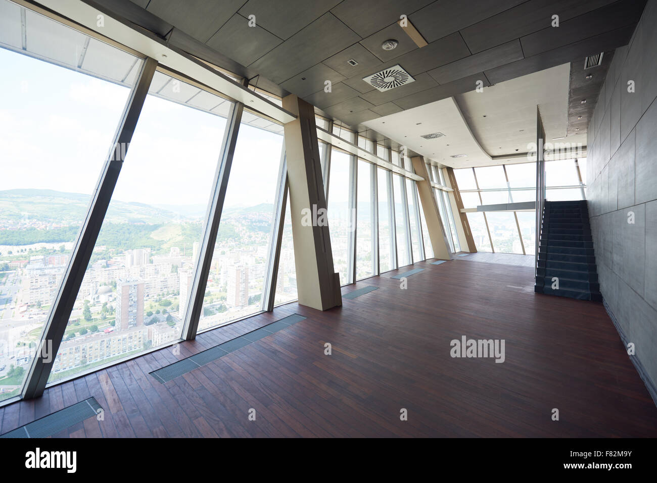 moderne helle leeres Büro oder Wohnzimmer Interieur mit großen Fenstern und Treppen Stockfoto