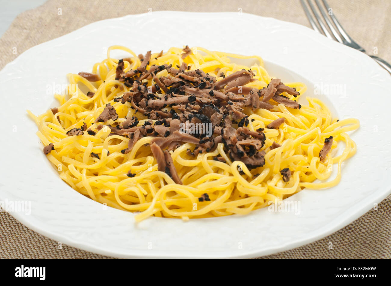 Typisch für Piemont Nudeln genannt Tajarin mit Trüffel, Italien Stockfoto
