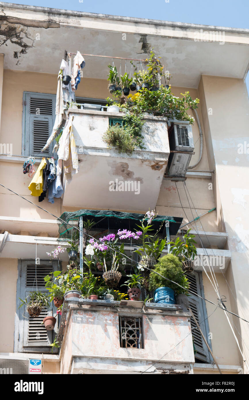 Apartmentgebäude mit Balkonen in Saigon, Vietnam, Asien Stockfoto