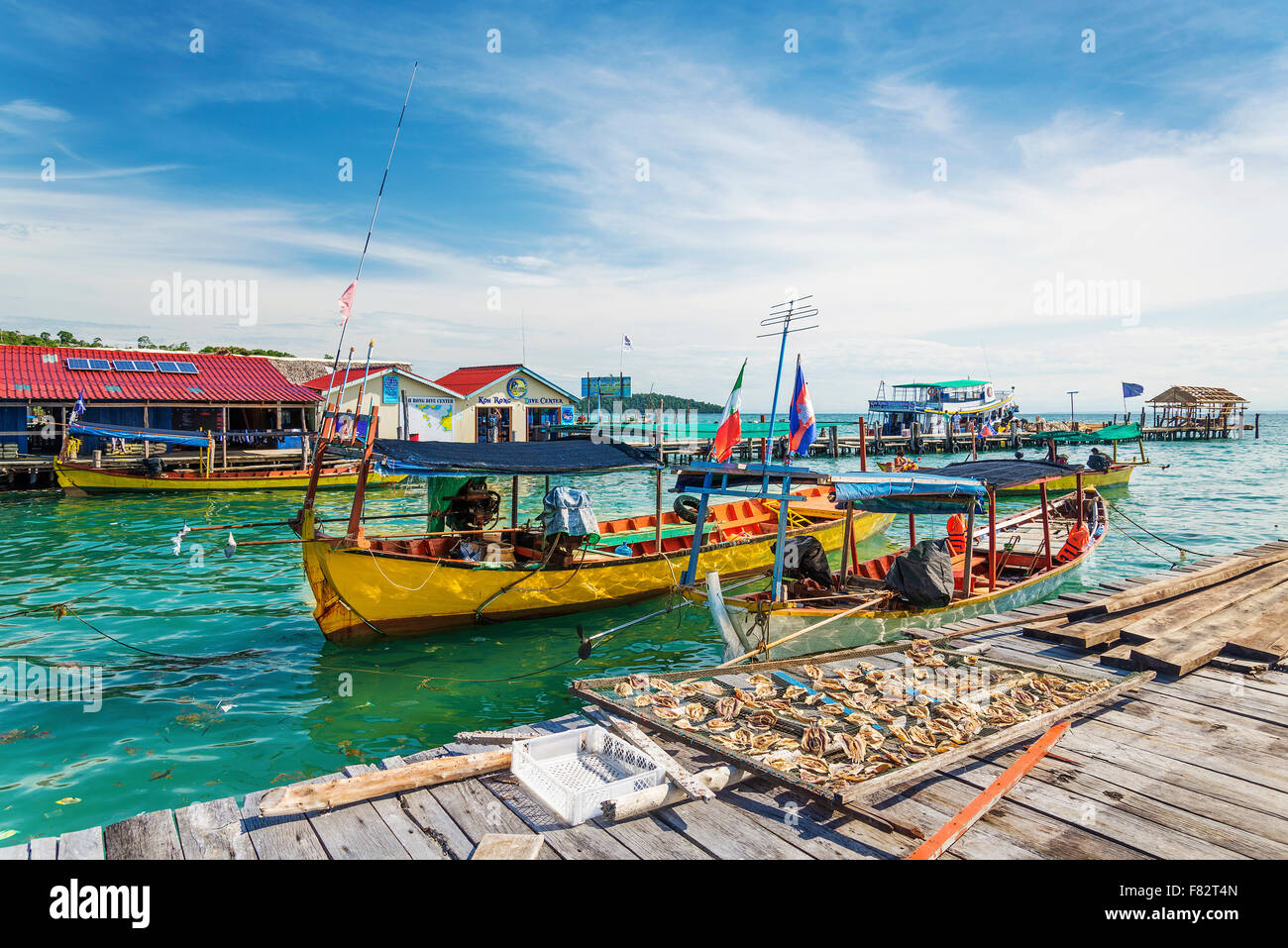 Insel Koh Rong Angeln Boot und Fähre Pier in Kambodscha Stockfoto