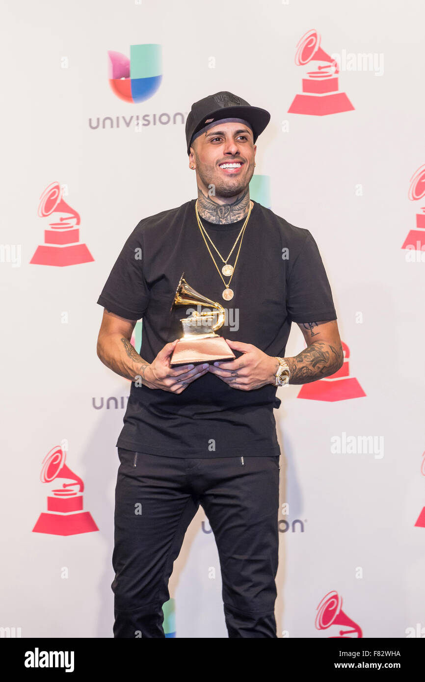 Nicky Jam stellt Gewinner des städtischen Bestleistung im Presseraum während der 16. Annual Latin GRAMMY Awards in Las Vegas Stockfoto