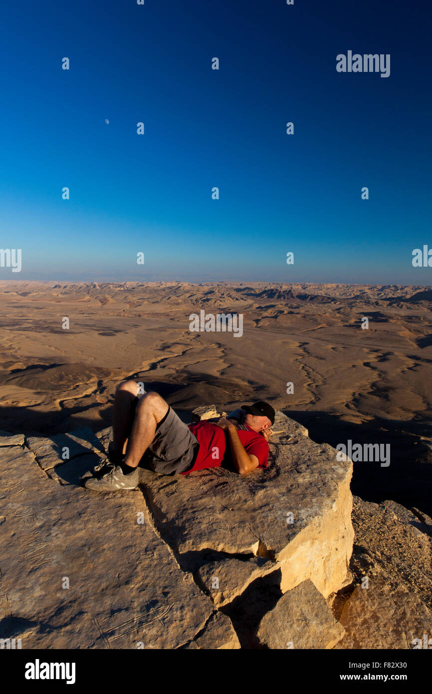 Ein Mann in seinen 30ern schlafen von Mitzpe Ramon-Krater in Israel Stockfoto
