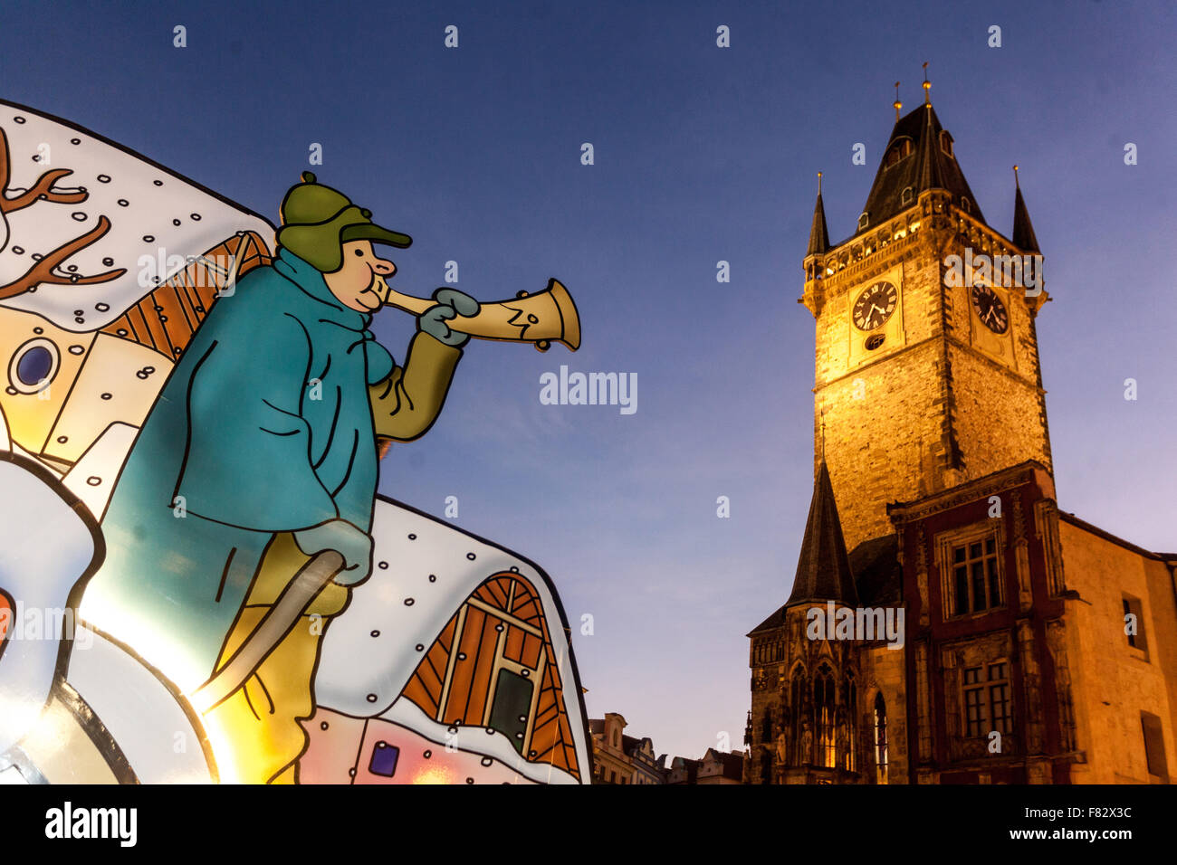 Prag Weihnachtsmarkt Altstadt, Rathaus turm leuchtet, Nachtwächter, Tschechische Republik Stockfoto