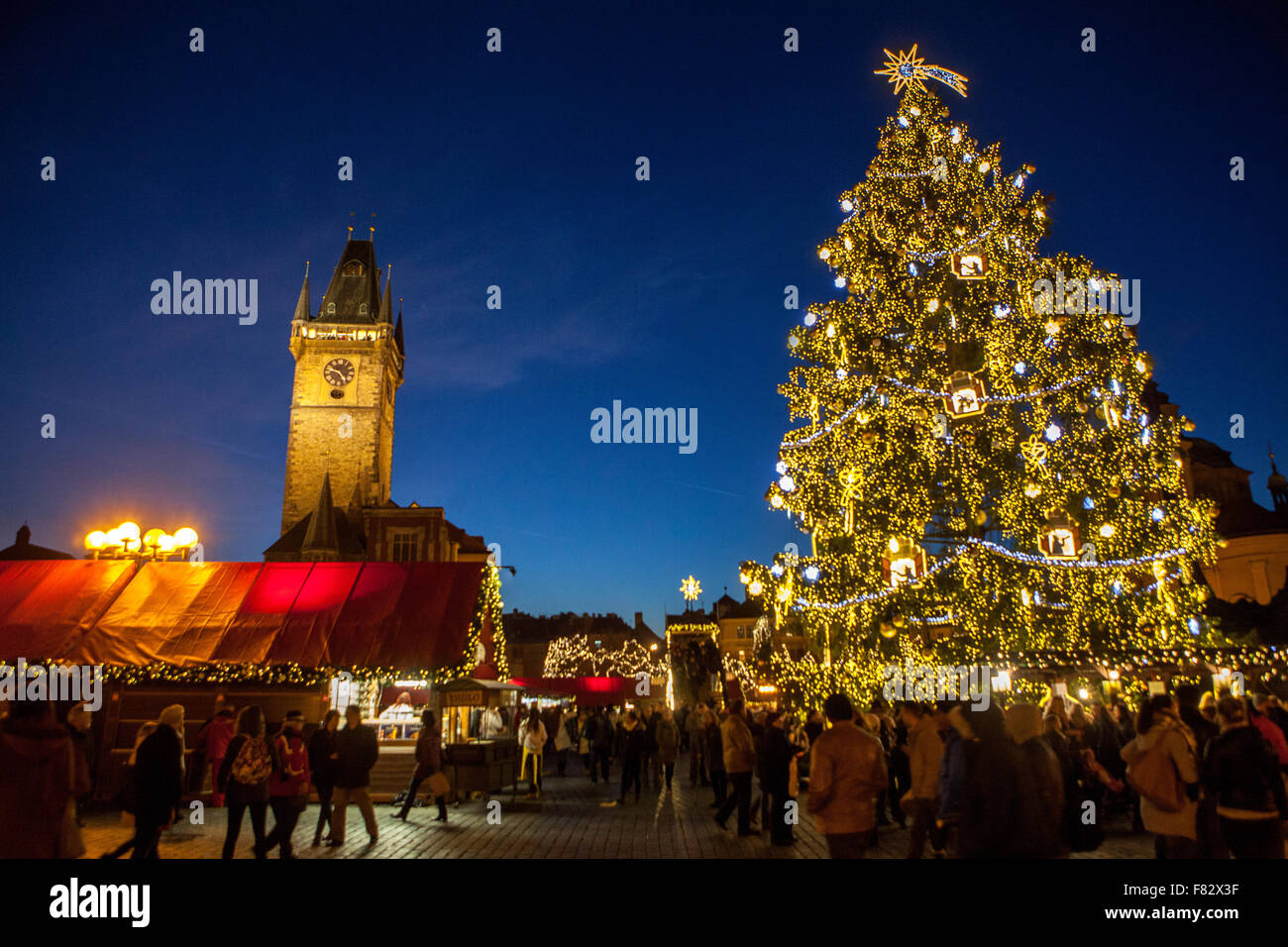 Prager Weihnachtsmarkt Altstädter Ring, Rathausturm, Weihnachtsbaum Prag, Tschechische Republik bei Nacht eine unverwechselbare Atmosphäre Stockfoto