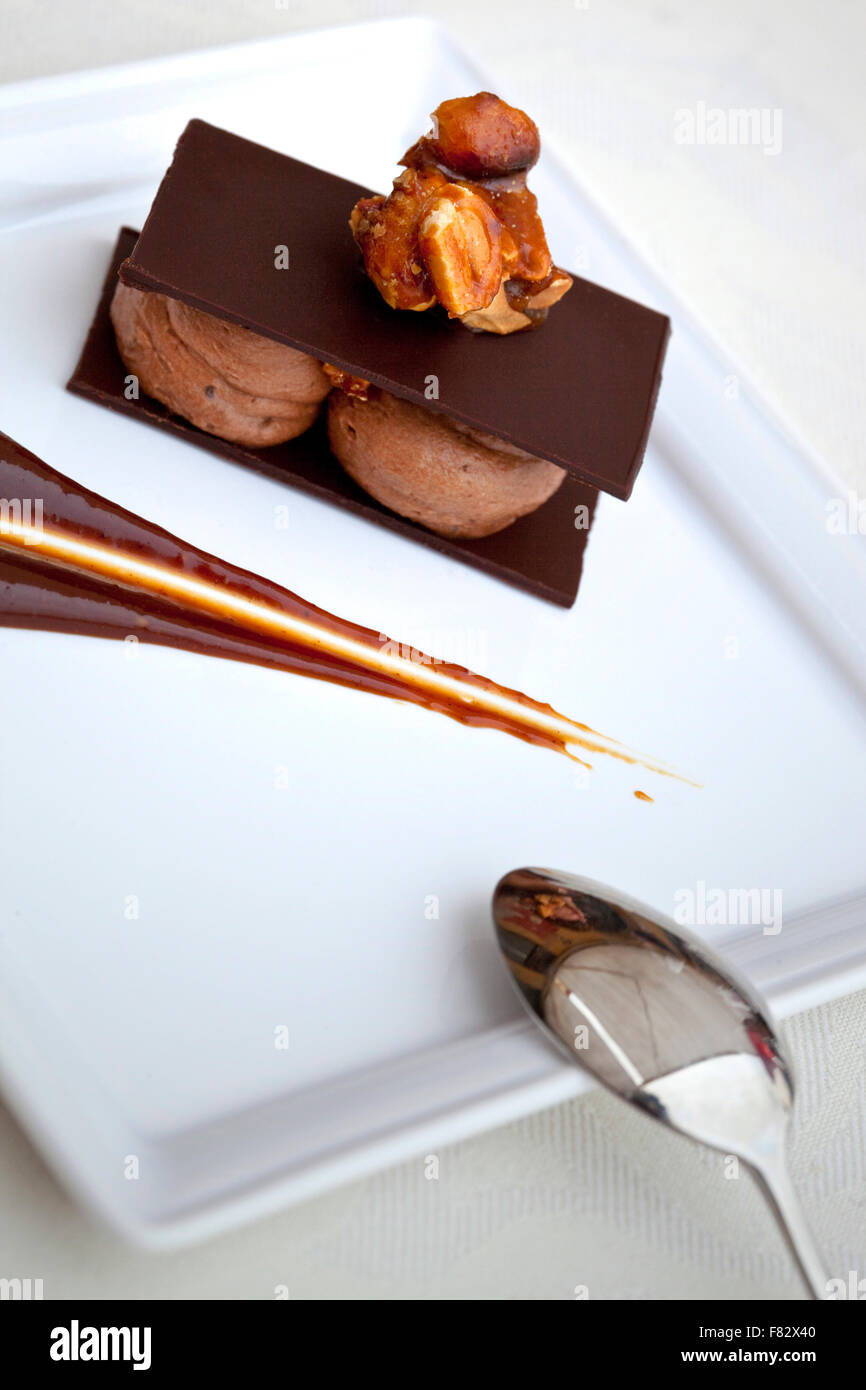 Mousse au Chocolat, karamellisierten Mandeln und Sauce auf einem Teller Stockfoto