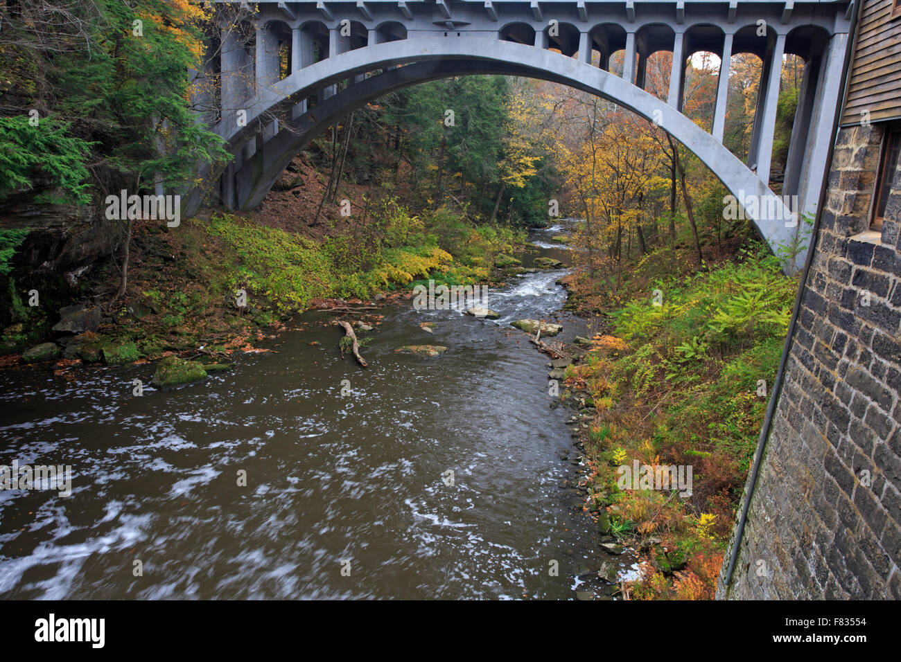 Gewölbte Brücke flussabwärts von Lanternmans Mühle, Youngstown, Ohio. Stockfoto