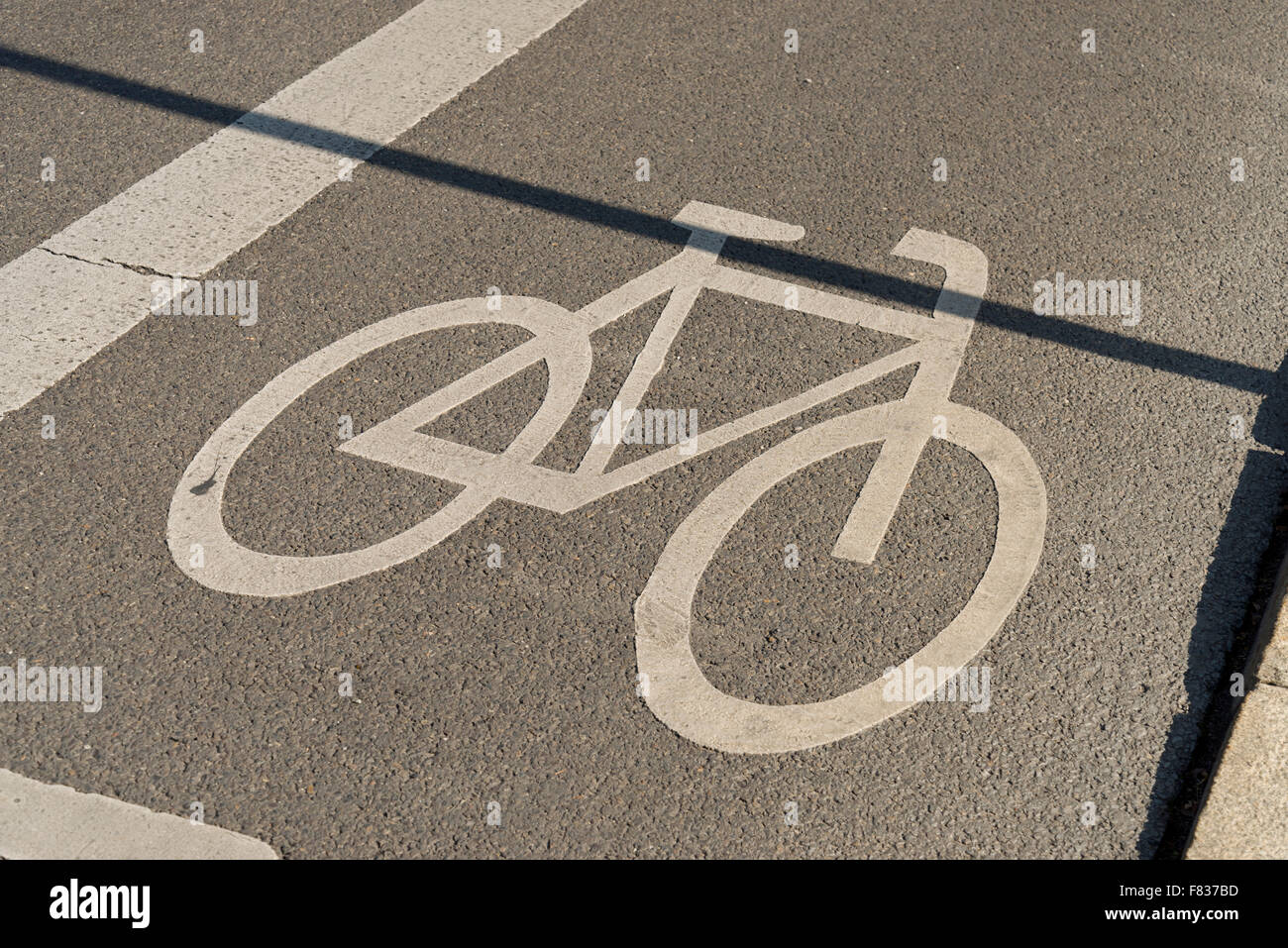 Fahrräder in einem markierten Radweg in Berlin, Deutschland. Trennung des Straßenverkehrs für die Sicherheit der Radfahrer. Stockfoto