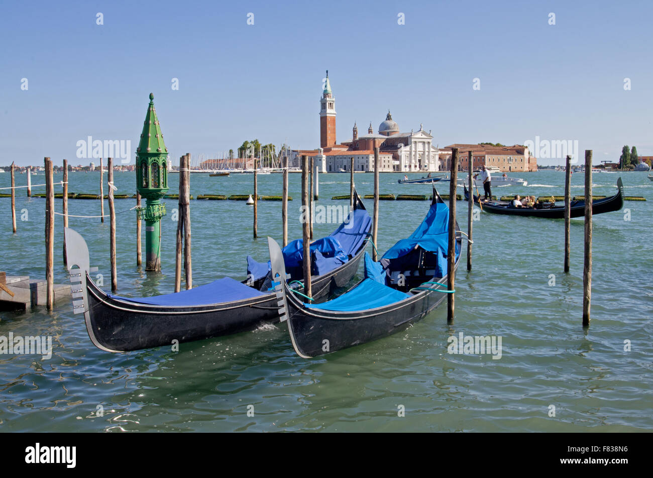 San Giorgio Maggiore in Venedig und Gondeln Stockfoto