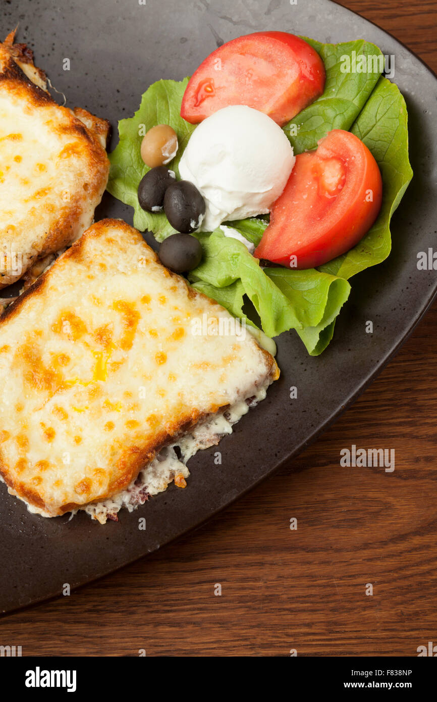 Gebratener Mozzarella mit Grillgemüse auf Holztisch Stockfoto