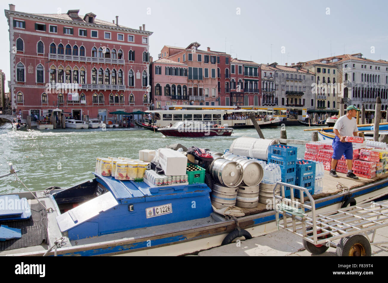 Trinken Sie Lieferungen Venedig Stockfoto