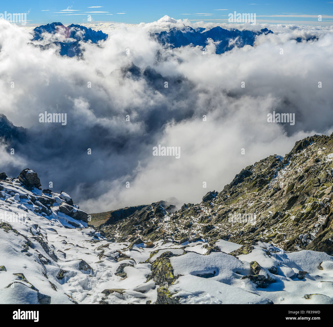 Tatra-Gebirge über Wolken - Panorama Stockfoto