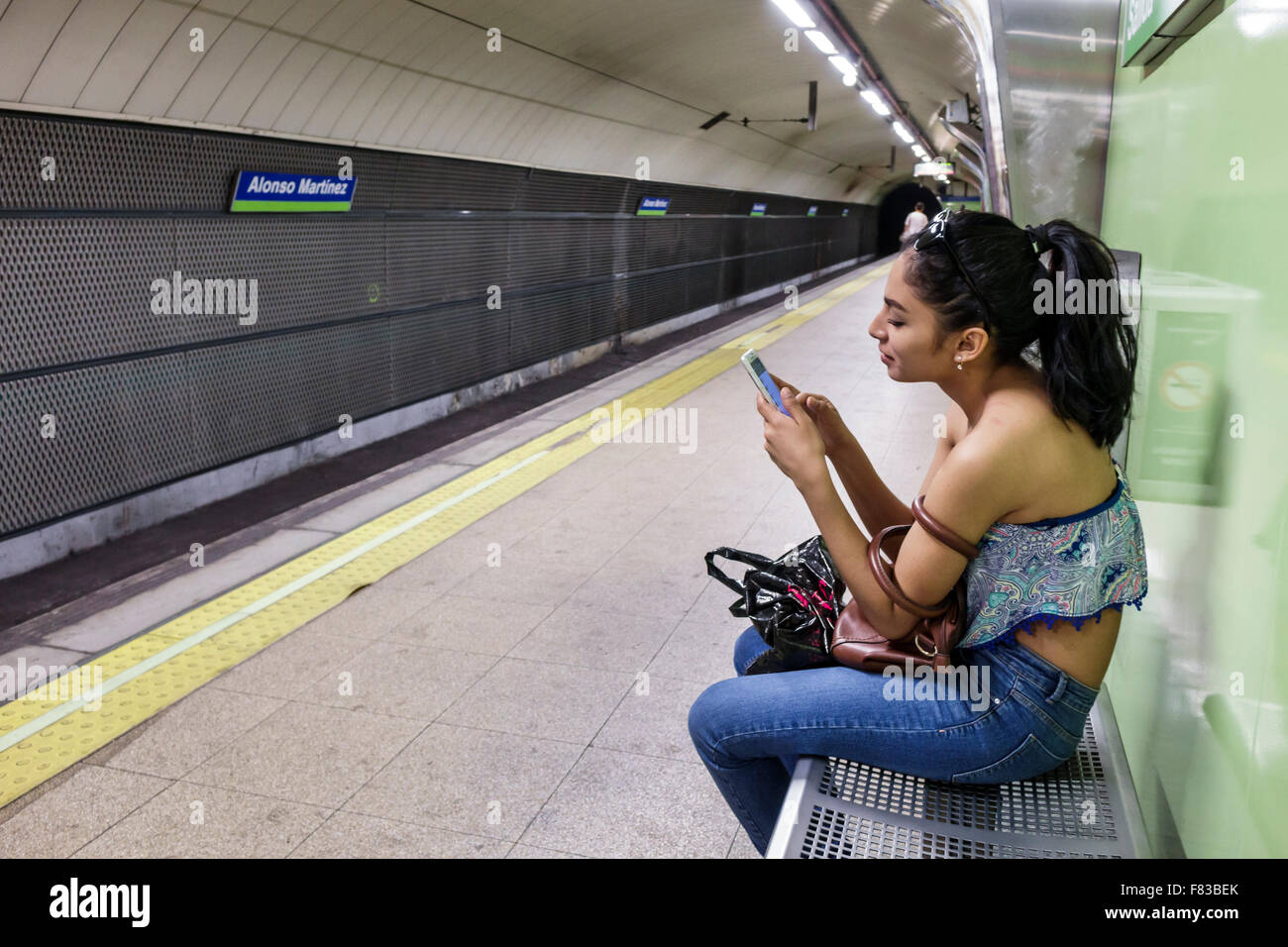 Madrid Spanien, Hispanic Ethnic Chamberi, Alonzo Martinez Metro Station, U-Bahn, Zug, U-Bahn, Linie 4, Plattform, Teenager Teenager Teenager Mädchen Mädchen, Stockfoto