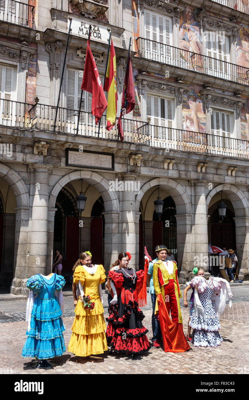 Madrid Spanien, Europa, Spanisch, lateinamerikanisch-lateinamerikanische Minderheit von Immigranten, Centro, Plaza Mayor, historischer Hauptplatz, typisches Flamenco-Kleid, Stockfoto