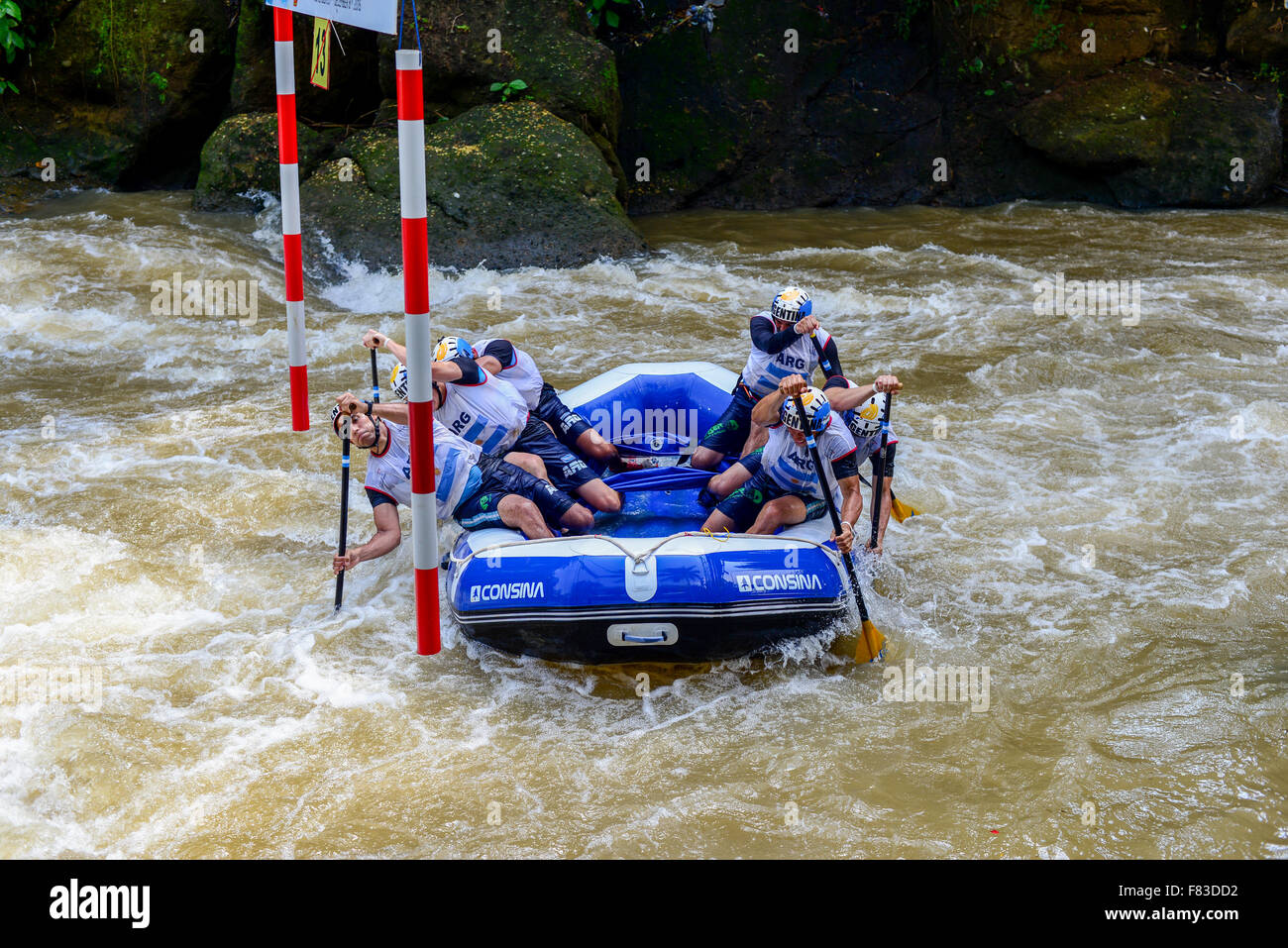 Citarik River, West Java, Indonesien. Dezember 5, 2015. Argentinien Open Männer Slalom-Team während der Rafting-Weltmeisterschaft in Citarik River, West Java, Indonesien. Brasilien gewann den ersten Platz in dieser Kategorie, gefolgt von Neuseeland und Tschechien. Stockfoto