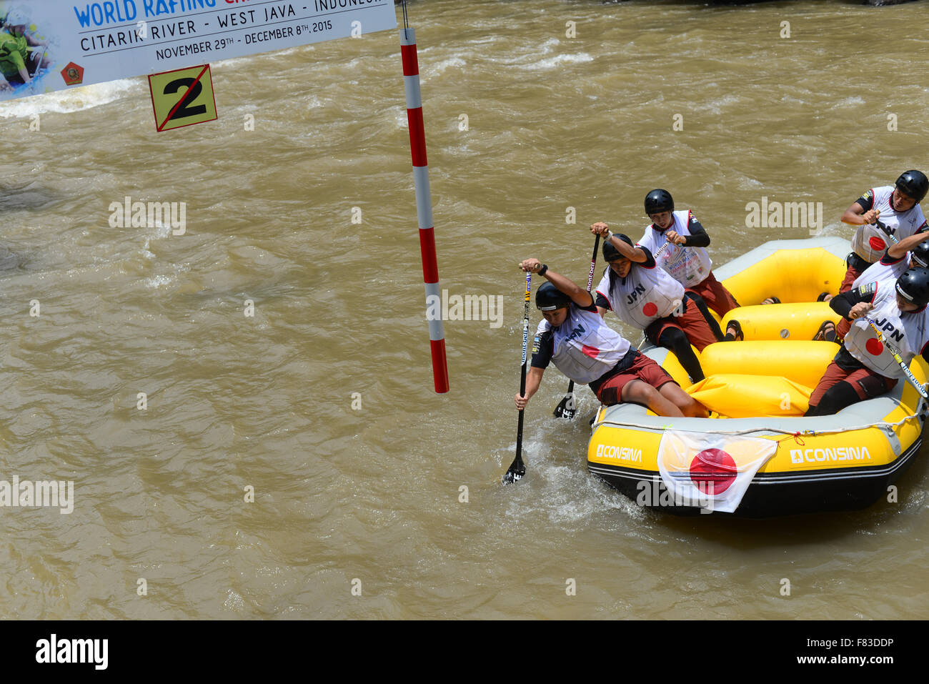 Japan open, Frauen-Slalom-Team bei Rafting-WM im Citarik River, West-Java, Indonesien. Japan gewann die Bronzemedaille in dieser Kategorie während der Slowakei und Neuseeland Gold und Silber gewann. Stockfoto