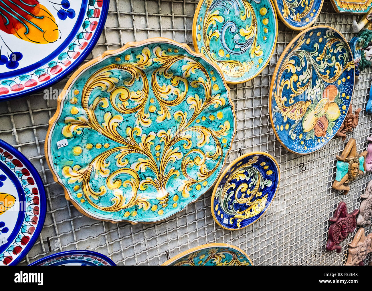 Sizilianische Platten auf einem Markt Kabinenwand, Taormina, Sizilien Stockfoto