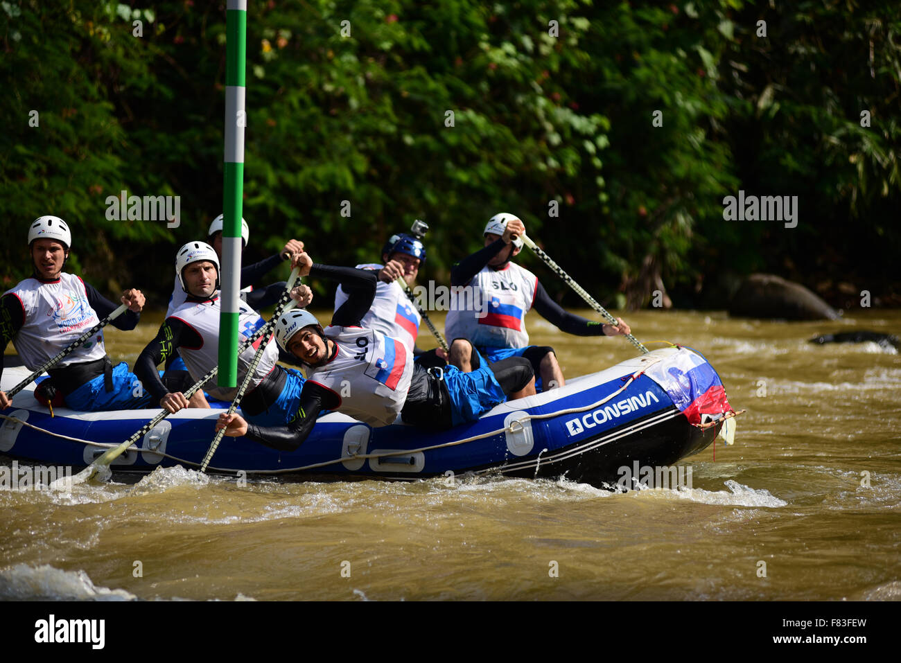 Slowakei-open, Männer-Slalom-Team bei Rafting-WM im Citarik River, West-Java, Indonesien. Brasilien gewann die Goldmedaille in dieser Kategorie, gefolgt von Neuseeland und Tschechische Republik. Stockfoto