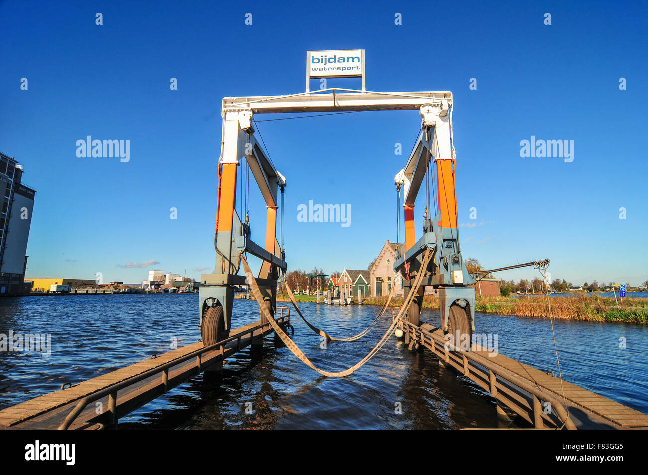 Außergewöhnliche Yacht Transport per LKW Stockfoto