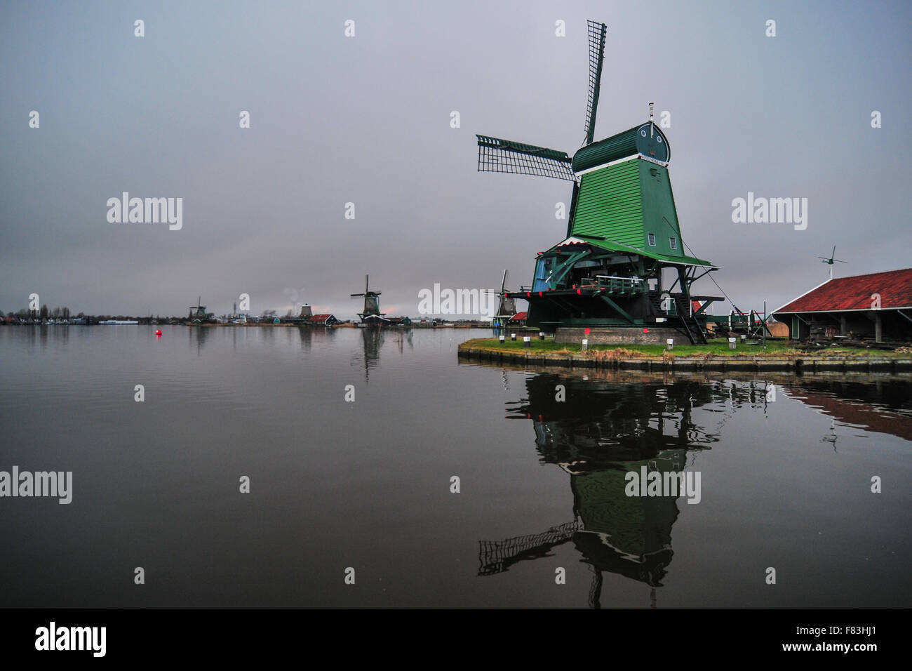 Die Zaanse Schans in Zaandijk der Niederlande ist ein Outdoor-Attraktion, wo Menschen noch Leben und Touristen besuchen. Stockfoto