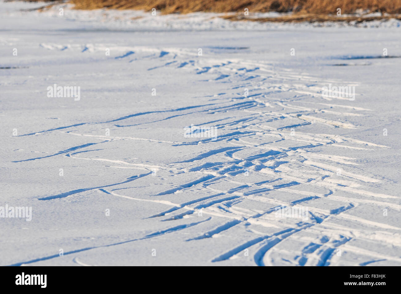 Drucke im Schnee Schlittschuhe auf dem gefrorenen Graben Stockfoto