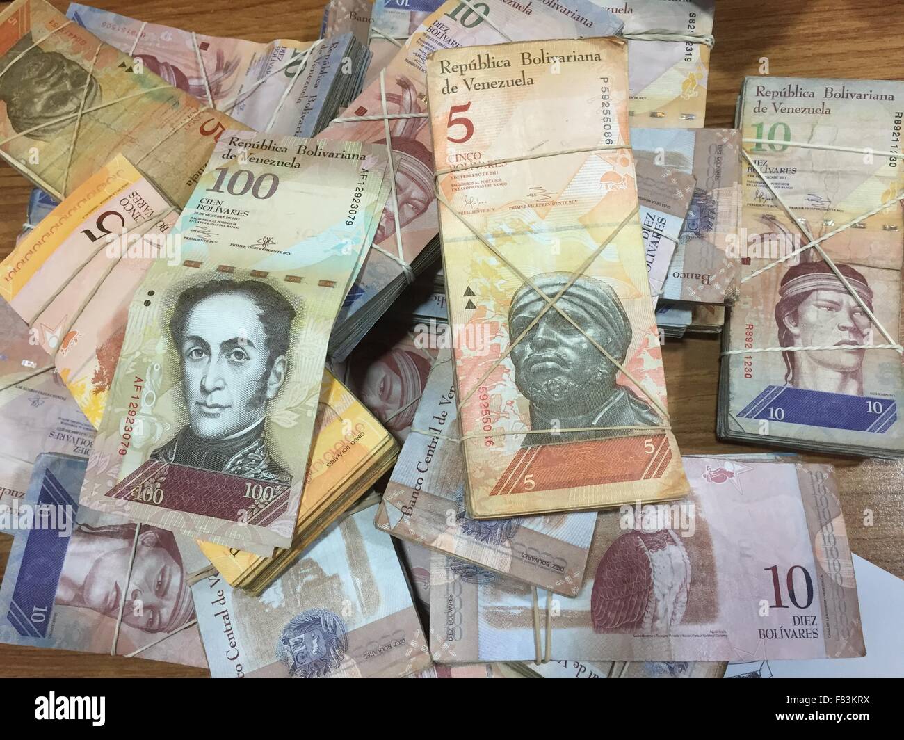 Caracas, Venezuela. 3. Dezember 2015. Verschiedenen Bolivar Banknoten auf einem Tisch in einem Geldwechsler ist in Caracas, Venezuela, 3. Dezember 2015. Nach Inflation von mehr als 200 Prozent lohnt sich ein US-Dollar zwischen 750 und 900 Bolivar. Foto: GEORG ISMAR, DPA/Alamy Live-Nachrichten Stockfoto