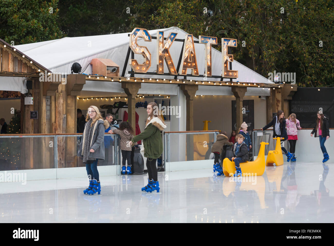 Bournemouth, Dorset, Großbritannien, 5. Dez, 2015. Bournemouth, Dorset, Großbritannien. 5 Dez, 2015. Menschenmassen genießen Sie Schlittschuhlaufen auf der Outdoor eislaufen Eisbahn in Bournemouth Gärten. Draußen Eislaufbahn. Credit: Carolyn Jenkins/Alamy leben Nachrichten Stockfoto