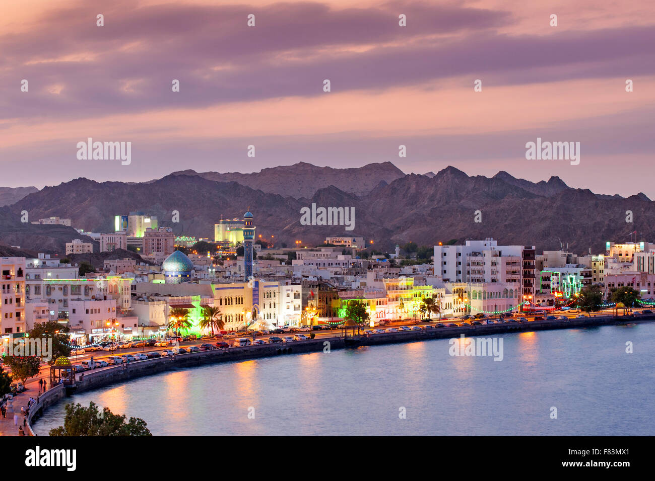 Blick auf die Corniche Mutrah Dämmerung und die umliegenden Berge in Muscat, der Hauptstadt des Sultanats Oman. Stockfoto