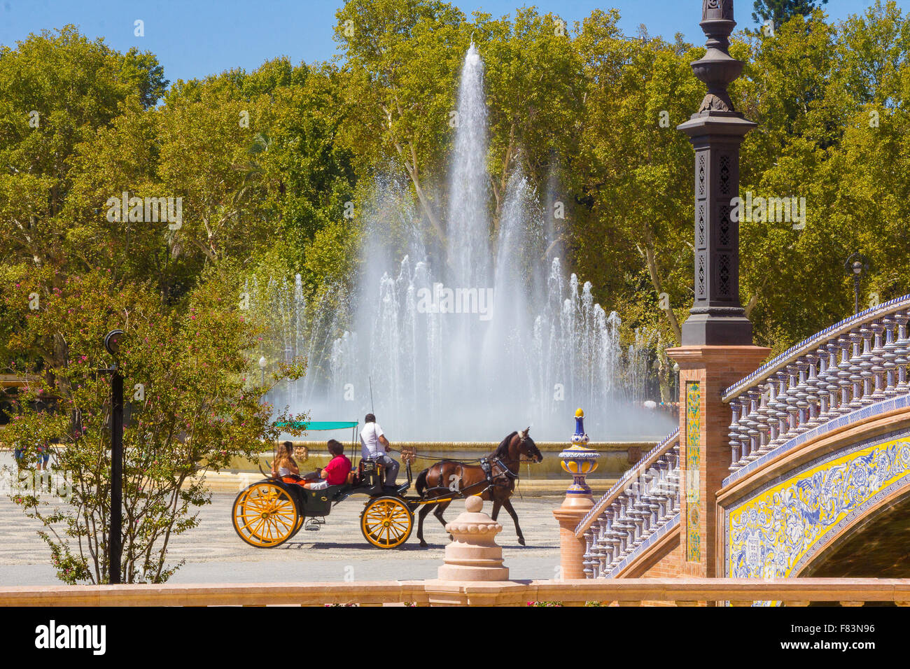 Springbrunnen in der berühmten Plaza de España in Sevilla, Spanien Stockfoto