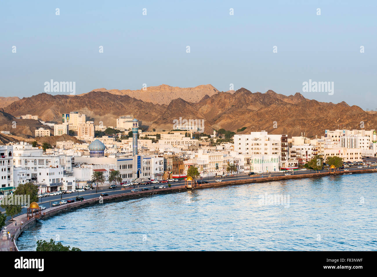 Der Stadtteil Mutrah und die umliegenden Berge in Muscat, der Hauptstadt des Sultanats Oman. Stockfoto
