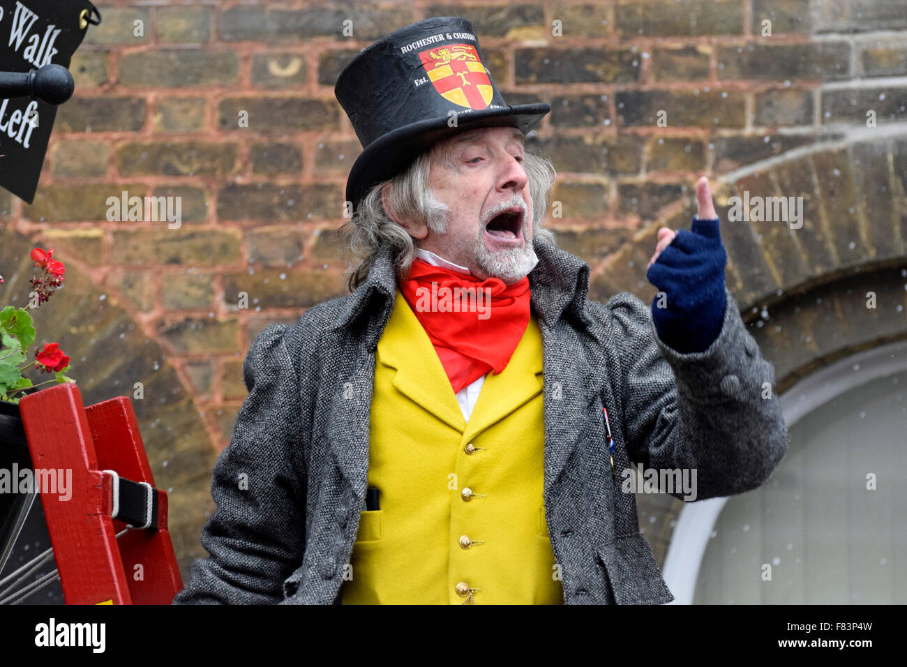 Rochester, Kent, 5. Dezember. Der erste Tag des Wochenendes jährlichen Dickens Christmas Festival - Keith Beckford, klettert alias "William Tompkins, Anzünder" seine Leiter, um die Massen zu singen Stockfoto