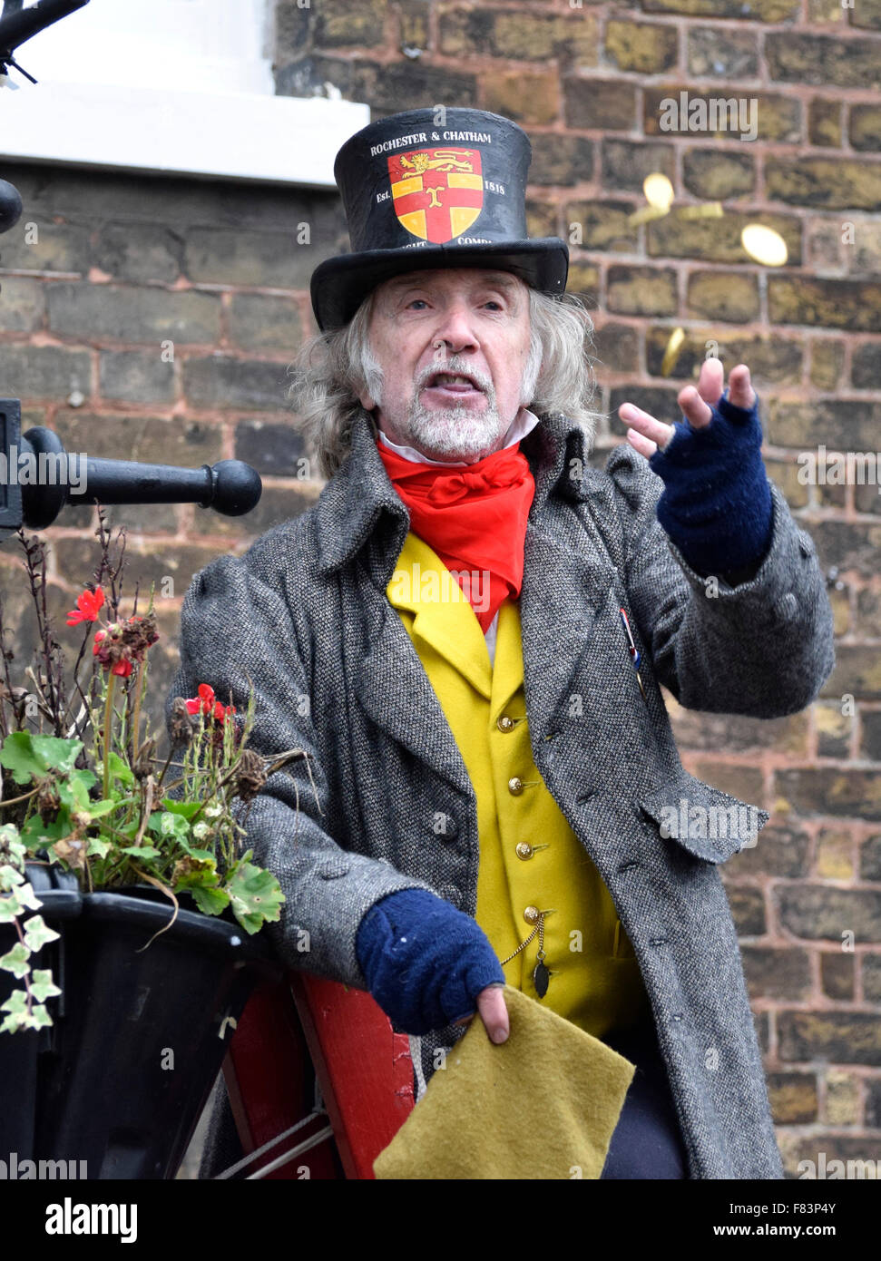 Rochester, Kent, 5. Dezember. Der erste Tag des Wochenendes jährlichen Dickens Christmas Festival - Keith Beckford, klettert alias "William Tompkins, Anzünder" seine Leiter, um die Massen zu singen Stockfoto