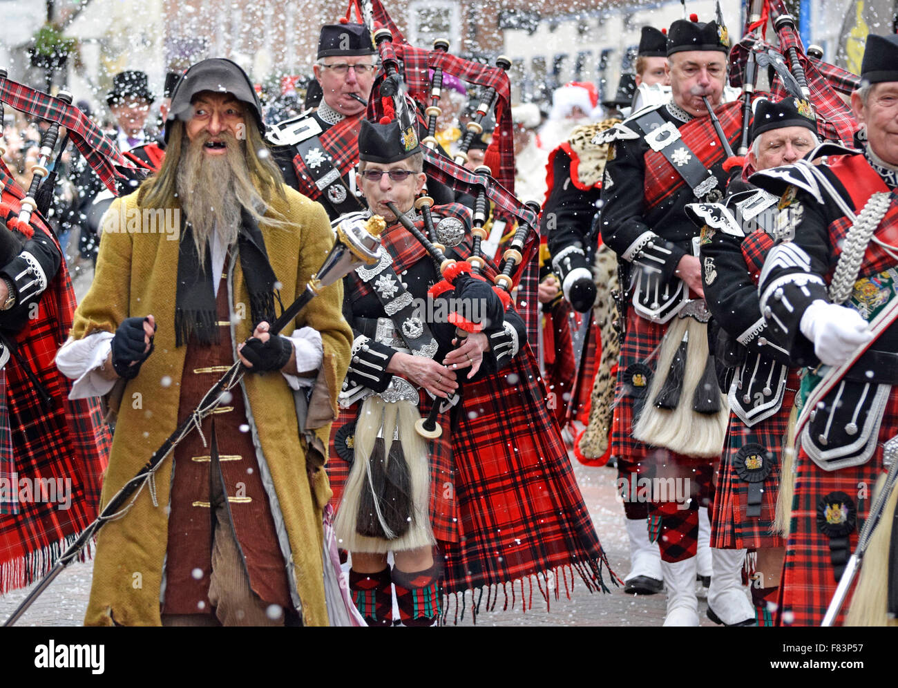 Rochester, Kent, 5. Dezember. Der erste Tag des jährlichen Dickens Christmas Festival am Wochenendes beginnt mit Paraden, High Street, Musik und Unterhaltung für die Tausende von Besuchern - einige künstlich beschneit. Fagin führt die Band Credit: PjrNews/Alamy Live News Stockfoto
