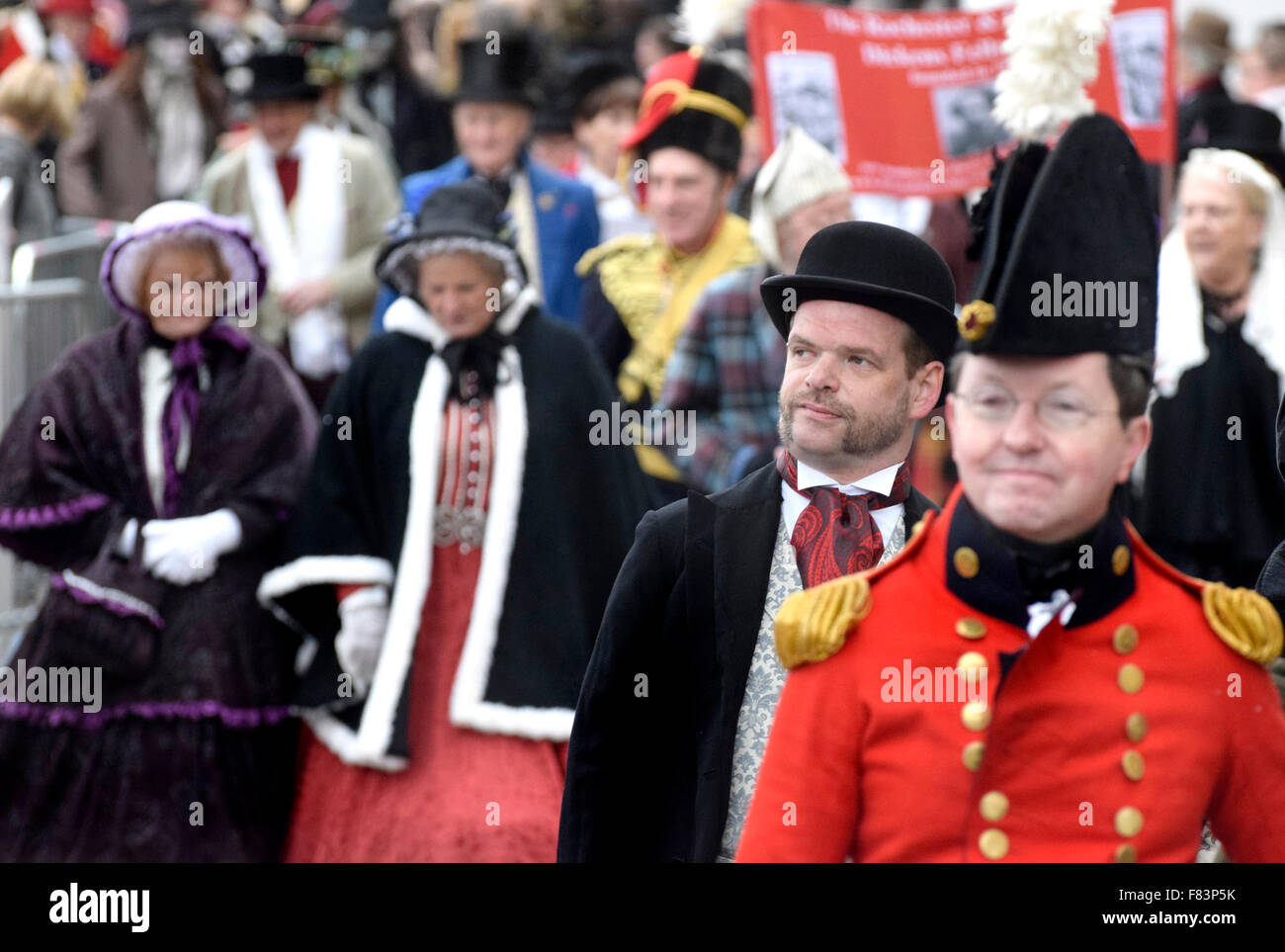 Rochester, Kent, 5. Dezember. Der erste Tag des jährlichen Dickens Christmas Festival am Wochenendes beginnt mit Paraden auf der High Street, Musik und Unterhaltung für die Tausende von Besuchern - mit einigen Kunstschnee Credit: PjrNews/Alamy Live News Stockfoto