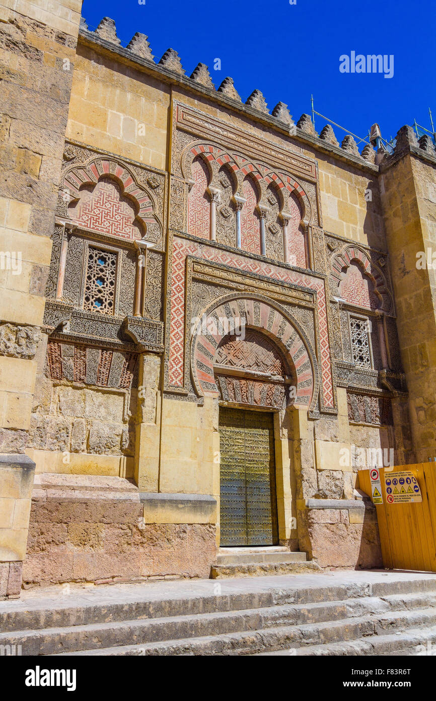 Antigua seitliche Tor zur großen Moschee von Cordoba, Spanien Stockfoto
