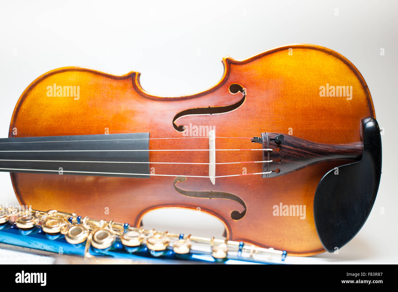 Holz-Violine Körper Teil Detail mit Streichern und f-Loch aus Fokus blau Querflöte Stockfoto