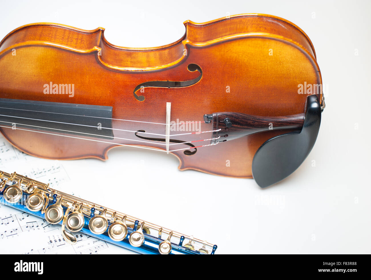 Holz-Violine Körper Teil Detail mit Streichern und f-Loch und blauen Flötenstimme in Partitur Stockfoto
