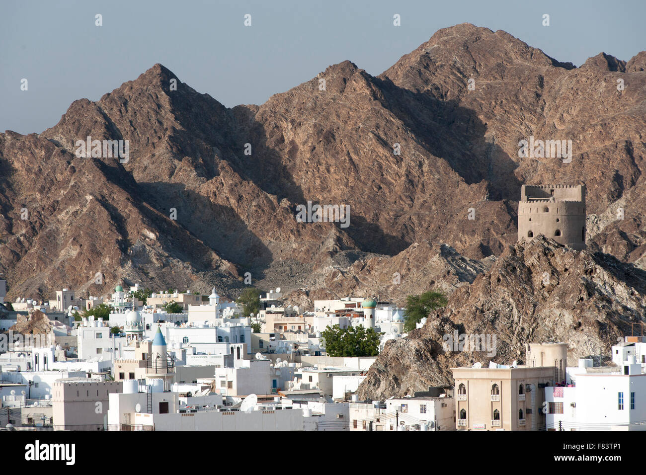 Häuser und die umliegenden Berge in den Stadtteil Mutrah in Muscat, der Hauptstadt des Sultanats Oman. Stockfoto