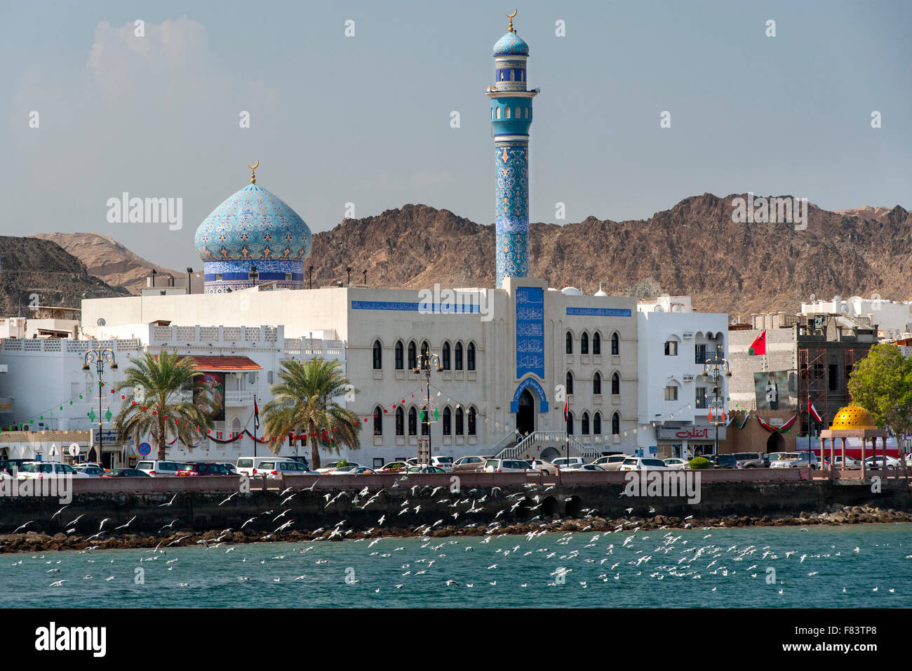 Die Al Lawati-Moschee und der Mutrah Corniche und Uferpromenade in Muscat, der Hauptstadt des Sultanats Oman. Stockfoto