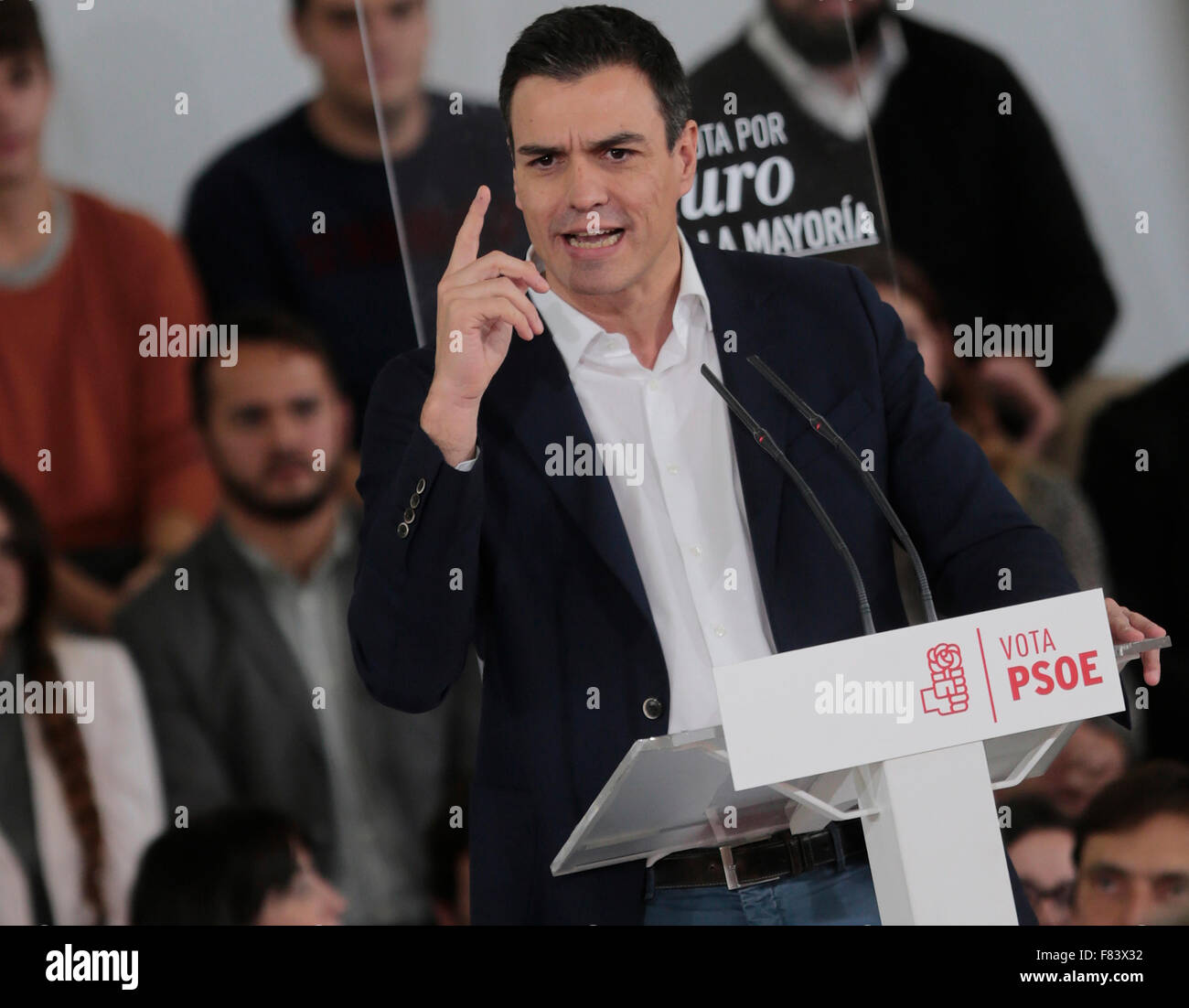 Sozialistische Kandidatin Pedro Sanchez spricht, während politische Kampagne in Spanien Stockfoto