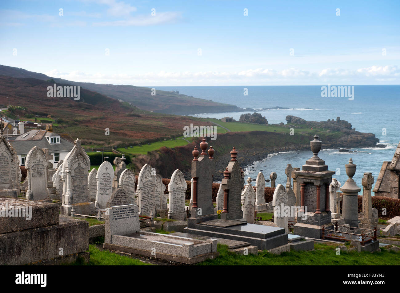 Friedhof, Kapelle und Süd West Küstenweg in St Ives Cornwall England UK Europa Stockfoto