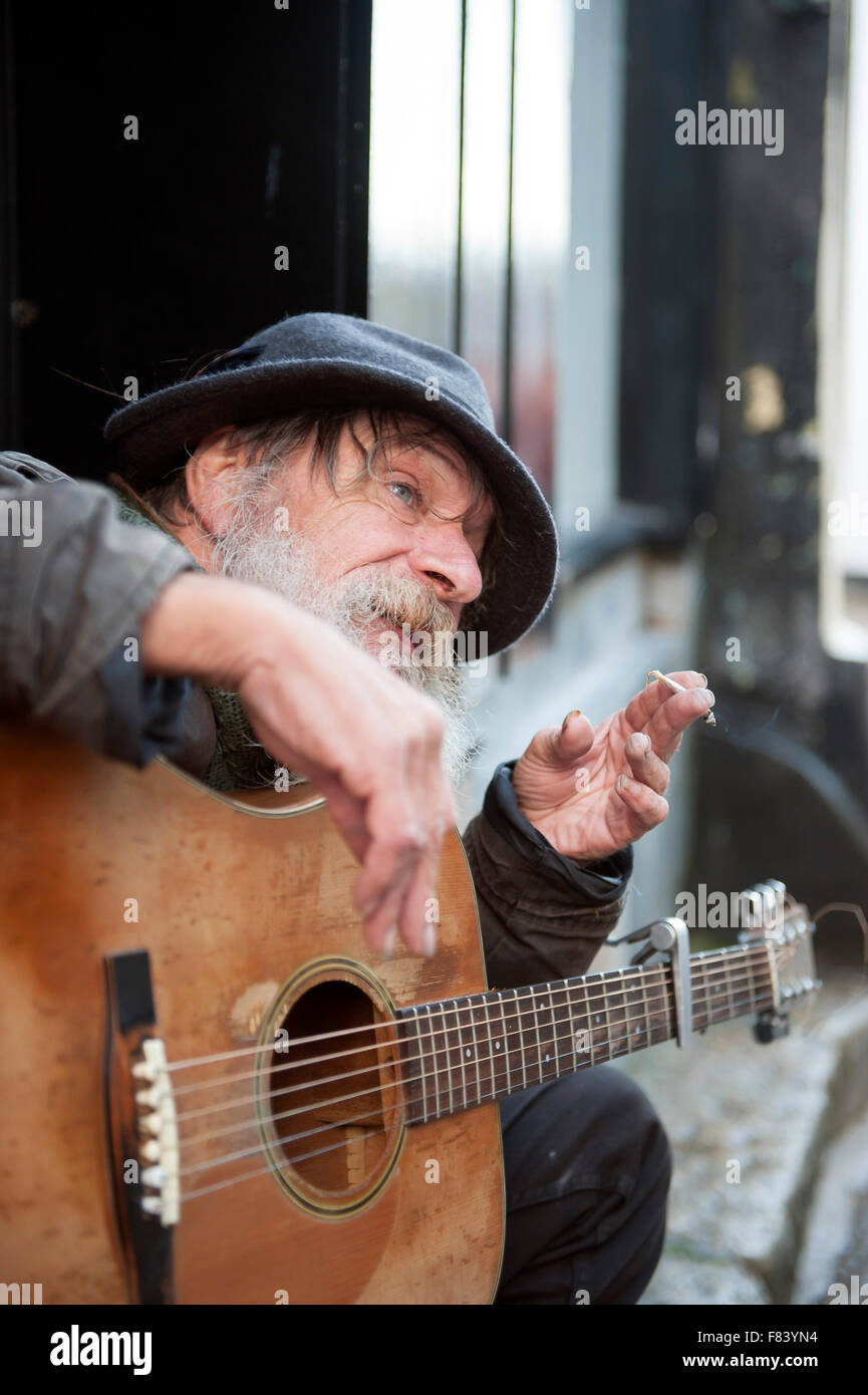 Obdachlose Tramp mit Gitarre in St. Ives Cornwall England UK Europe Stockfoto
