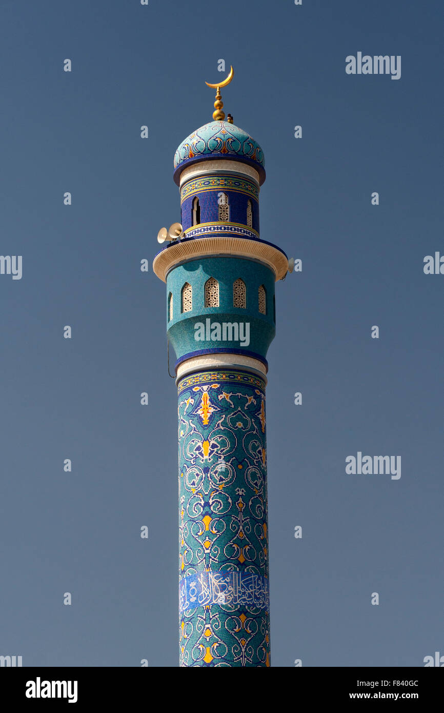 Minarett der Moschee Al Lawati in Mutrah Bezirk von Muskat, der Hauptstadt des Sultanats Oman. Stockfoto