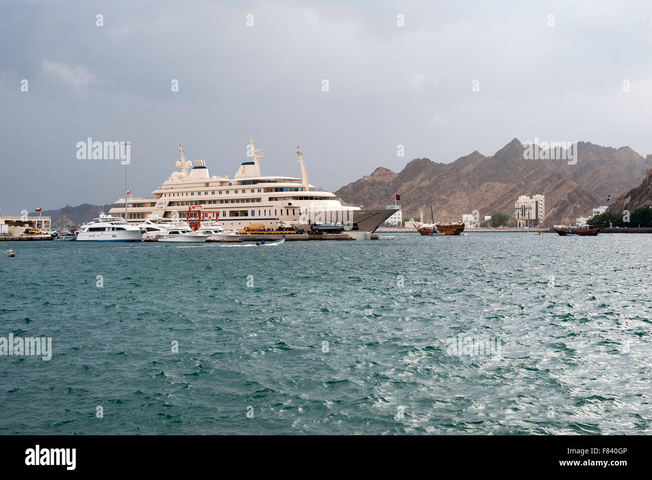 Mutrah Hafen und die super-Yacht des Sultans von Oman in Muscat, der Hauptstadt des Sultanats Oman. Stockfoto