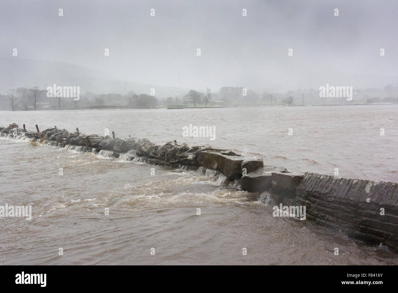 Wensleydale, North Yorkshire, UK. 5. Dezember 2015. Straße von Hawes, Simonstone Hall, North Yorkshire, überflutet auch. Bildnachweis: Wayne HUTCHINSON/Alamy Live-Nachrichten Stockfoto