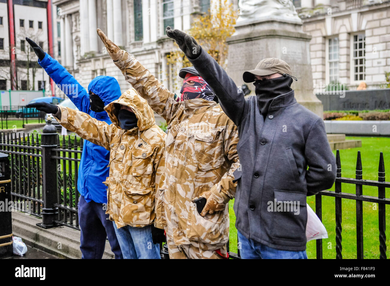 Belfast, Nordirland. 05. Dez 2015 - Eine kleine Gruppe von Neonazis mit Protest der Name 'Waffen-SS West Belfast Shankill Skinheads in der City Hall von Belfast gegen muslimische Flüchtlinge aus Syrien und anderswo. In einer Aussage, Sie sagten 'Wir sind Skinheads bis zu dem Tag, an dem wir sterben, und wird immer kämpfen für unsere Britishness. W.P.W.W. [White Pride World Wide]'. Ein Vertreter behaupteten Flüchtlinge nicht in Belfast willkommen sind. "Es gibt genügend Probleme im eigenen Land in den letzten Jahren. Wir wollen nicht, dass sie [die Flüchtlinge]. Dies ist nicht nur von mir, es ist von allen, die ich kenne. Credit: Stephen Barnes/Alamy Live Neue Stockfoto